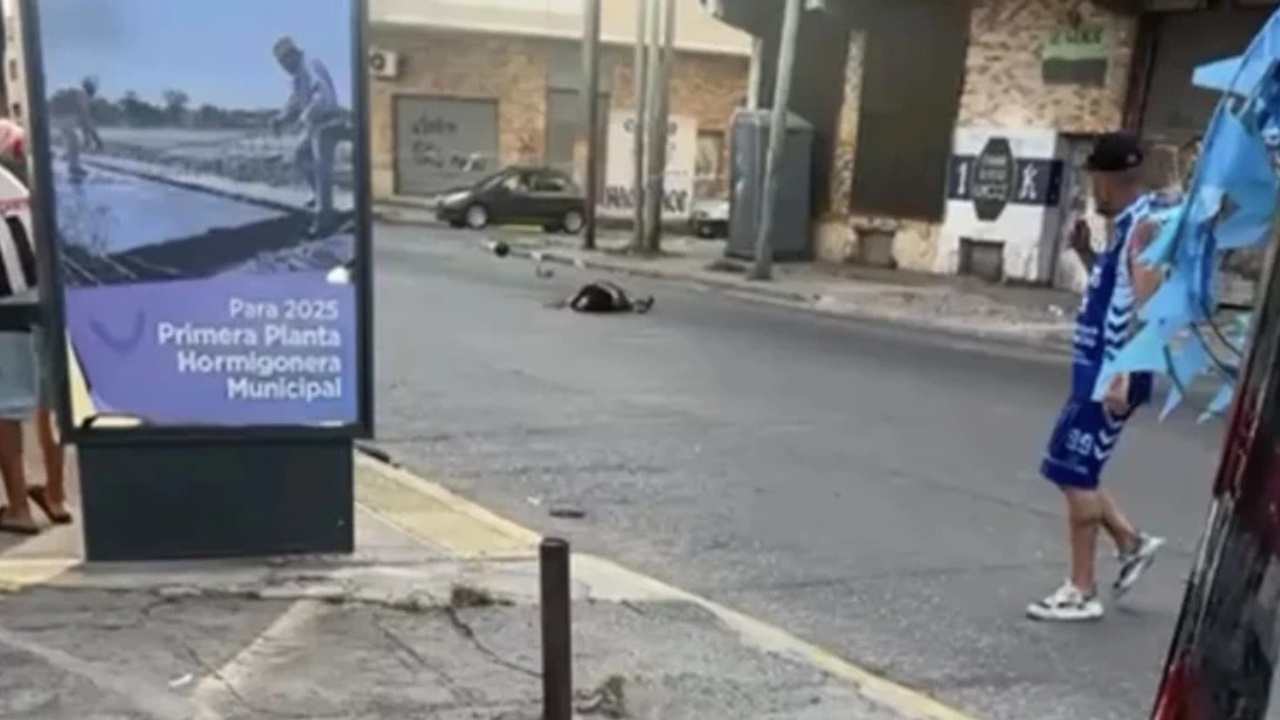 La víctima iba acompañada por su hijo, quien también terminó herido.