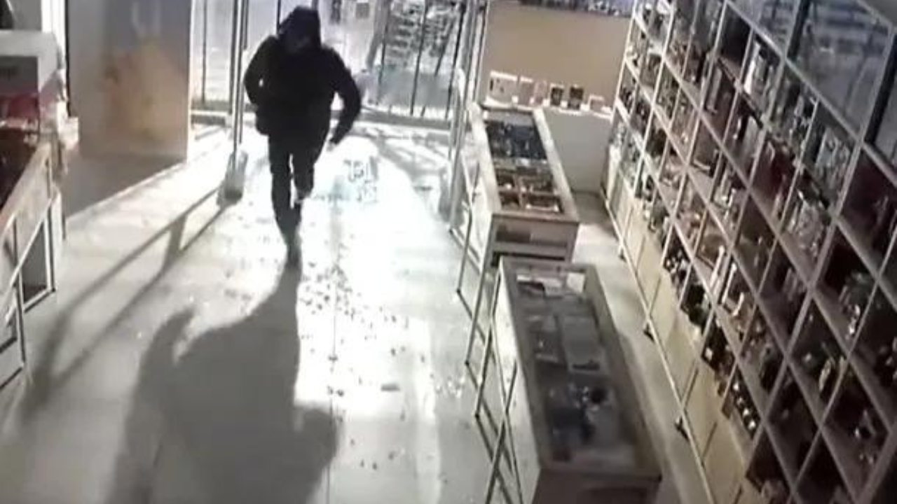 Los ladrones entraron de madrugada a un local ubicado en la avenida Santa Fe al 3100 y en apenas 60 segundos retiraron botellas de perfumes y otros productos.