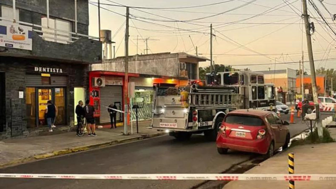 La víctima tenía 18 años. Un camión embistió al poste, que quedó dañado. Mientras lo reparaban, se cayó y golpeó en la cabeza a la joven.