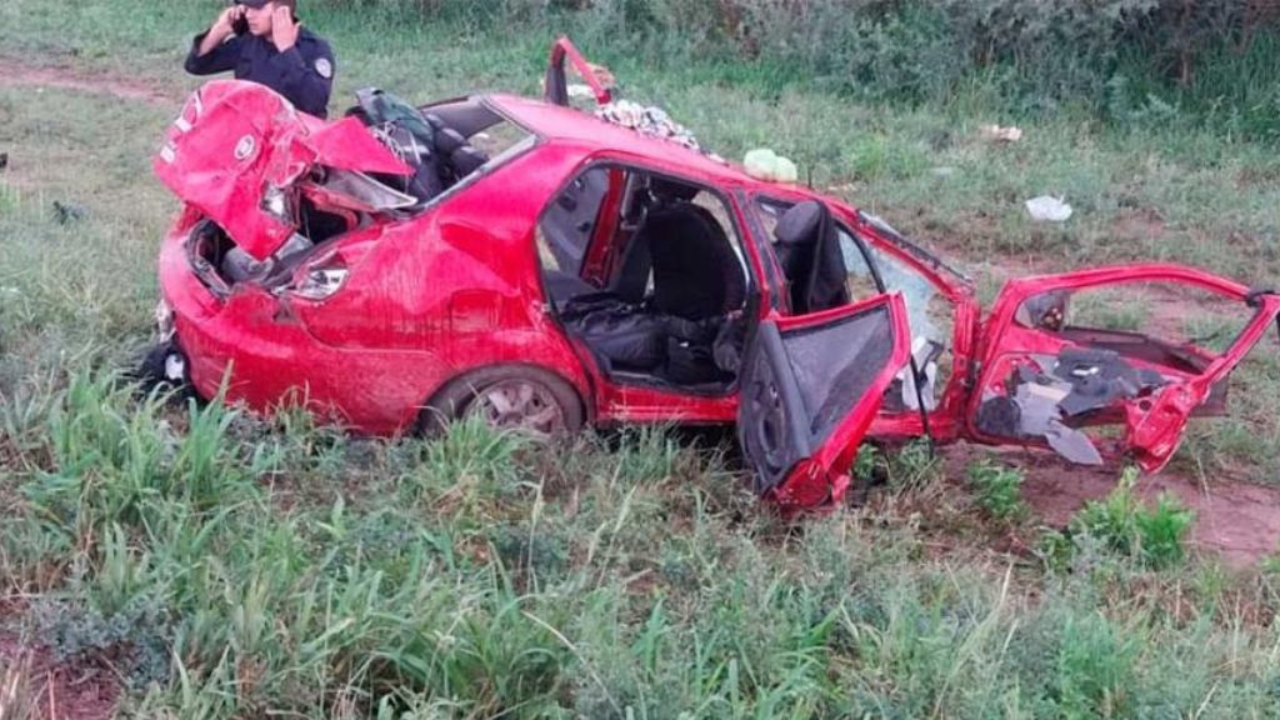 En las primeras horas de este miércoles, se reportó un durísimo choque entre un colectivo de larga distancia y un automóvil particular, por causas que todavía se encuentran a establecer. Cinco personas habrían estado a bordo del rodado menor. Personal Policial trabajó en el lugar de los hechos y se confirmaron tres muertes.