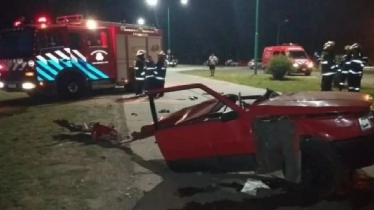 Todo comenzó cuando el conductor de un Fiat Uno que manejaba a alta velocidad por una zona costera sufrió un desperfecto en su rueda trasera.