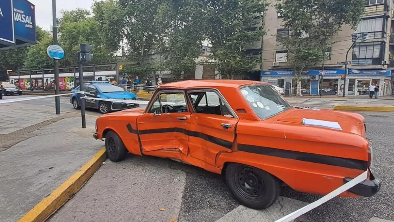 Un grave caso de siniestros viales en la esquina de Nazca y Juan B. Justo. El conductor debió ser esposado después del accidente y la mujer hospitalizada.