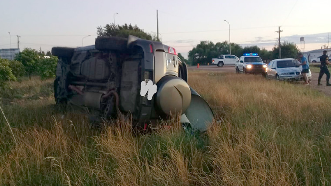 Un joven de 16 años despistó con la camioneta del padre. Iba con tres jóvenes más, que sufrieron lesiones graves, pero los abandonó y se escapó del lugar; ocurrió esta madrugada en una localidad del norte entrerriano.