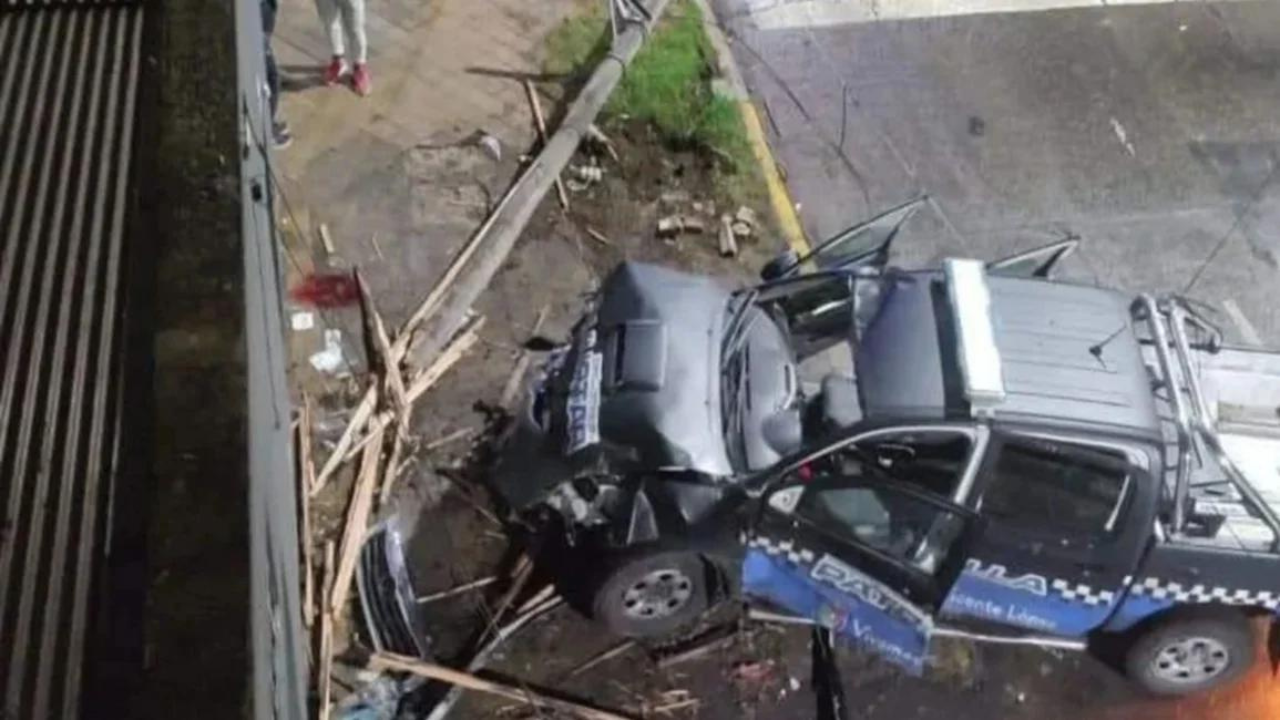 El accidente fatal ocurrió en el barrio de Villa Martelli. Las víctimas compartían un asado con amigos cuando un móvil fuera de control los embistió. El fiscal imputó al policía que manejaba el vehículo por homicidio culposo y ordenó su detención.