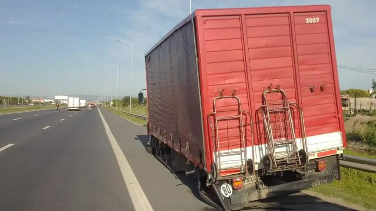 El neumático salió expulsado cuando el camionero circulaba por avenida Circunvalación. Hay dos heridos.