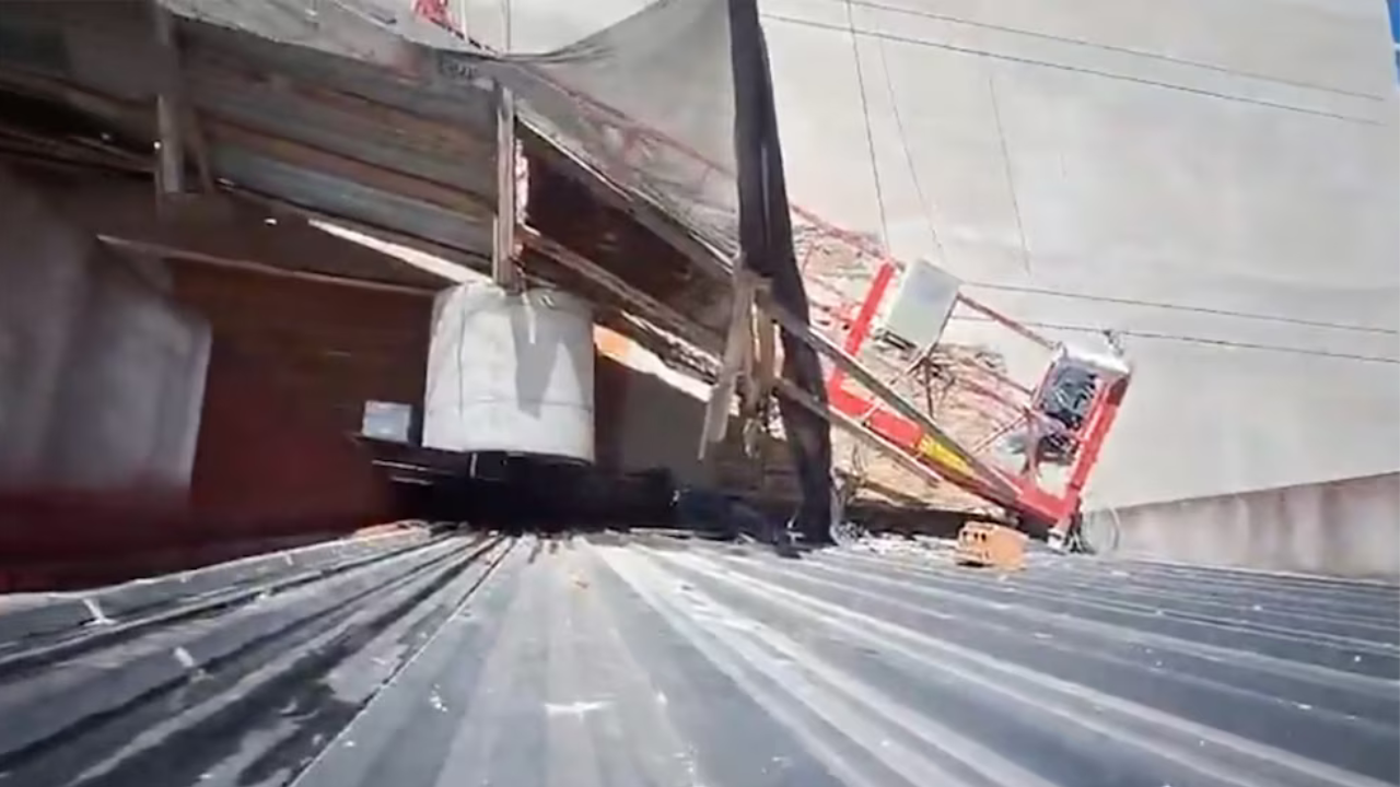 El desplome generó daños materiales en la vivienda. Los vecinos se quejaron de que no es la primera situación de molestia y peligro que se genera por la obra.