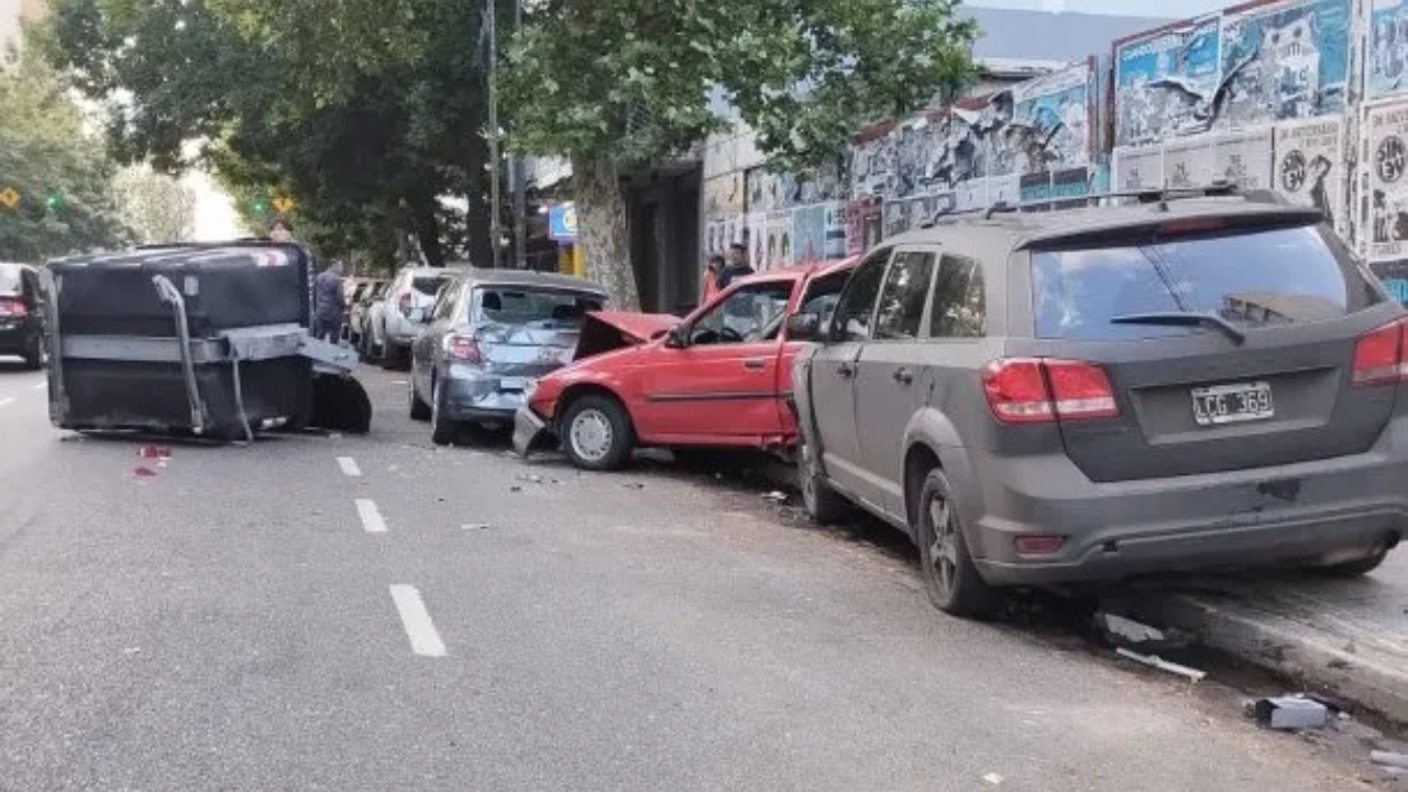 El accidente ocurrió sobre avenida Avellaneda al 2600. Una mujer resultó herida y fue trasladada a un hospital de la zona.