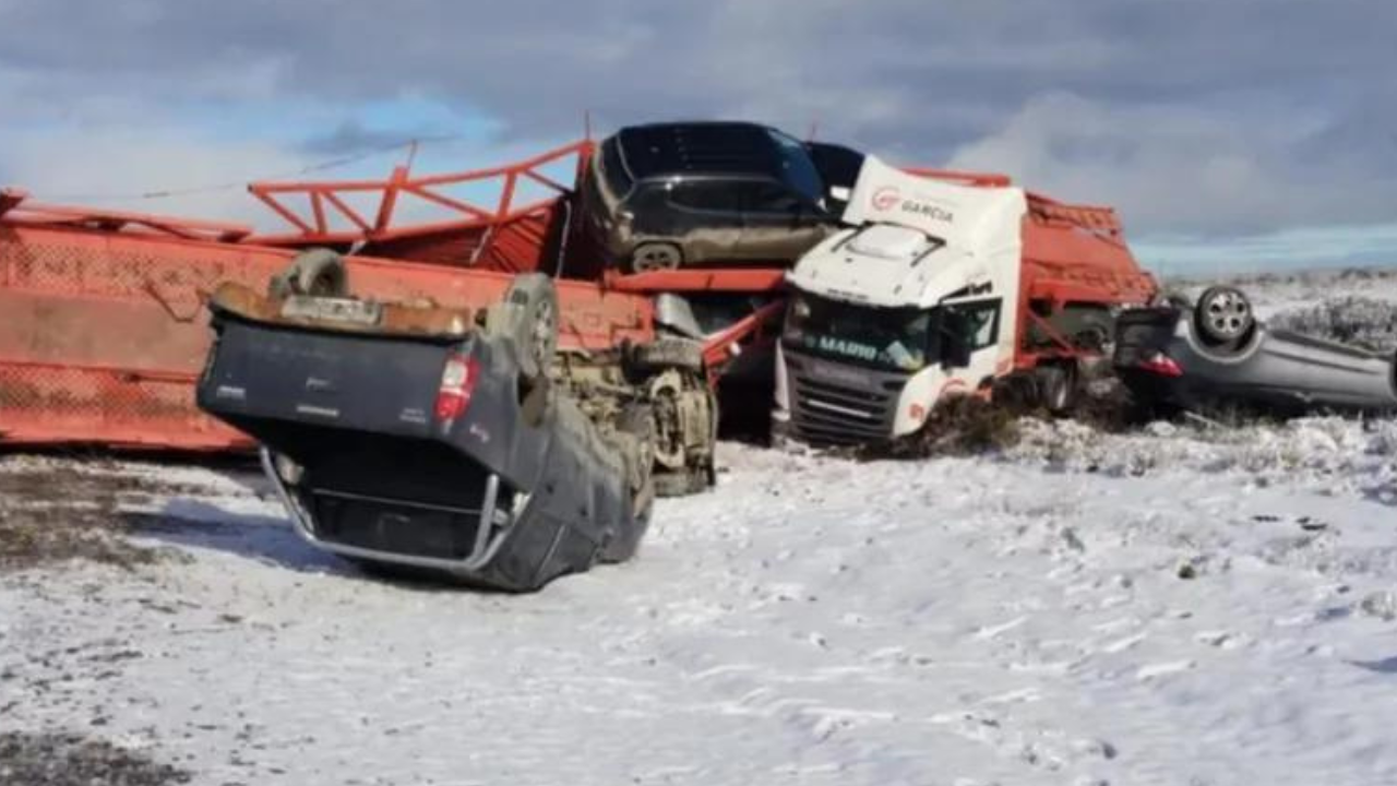 El vuelco se produjo en la Ruta Nacional N° 3, causado por el hielo en la calzada. El conductor era de Buenos Aires.