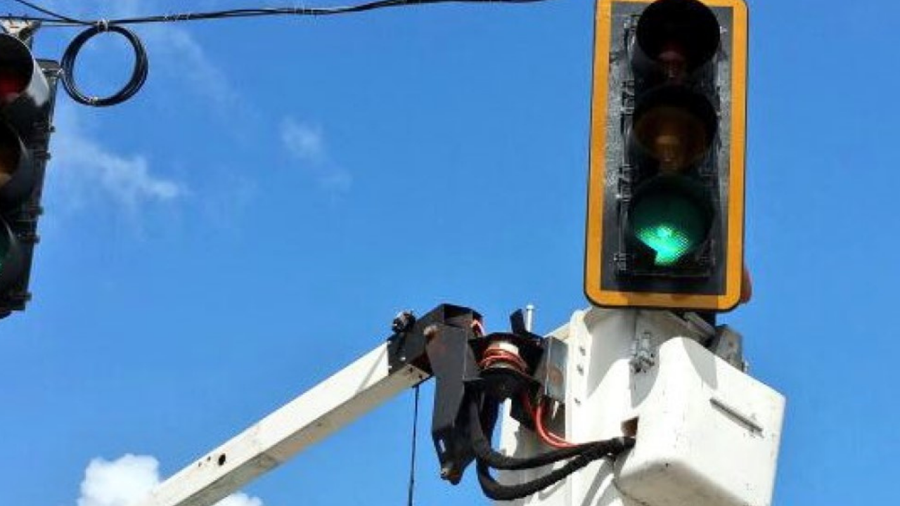 Cuando ocurrió el accidente, el trabajador se encontraba solo, y los peritos estiman que cuando subía en la grúa que operaba de manera automática, rozó su cabeza...