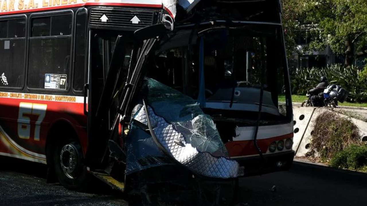 Unidades de las líneas 17 y 67 protagonizaron el incidente vial entre Paraguay y la avenida Córdoda. Hay cuatro heridos graves...