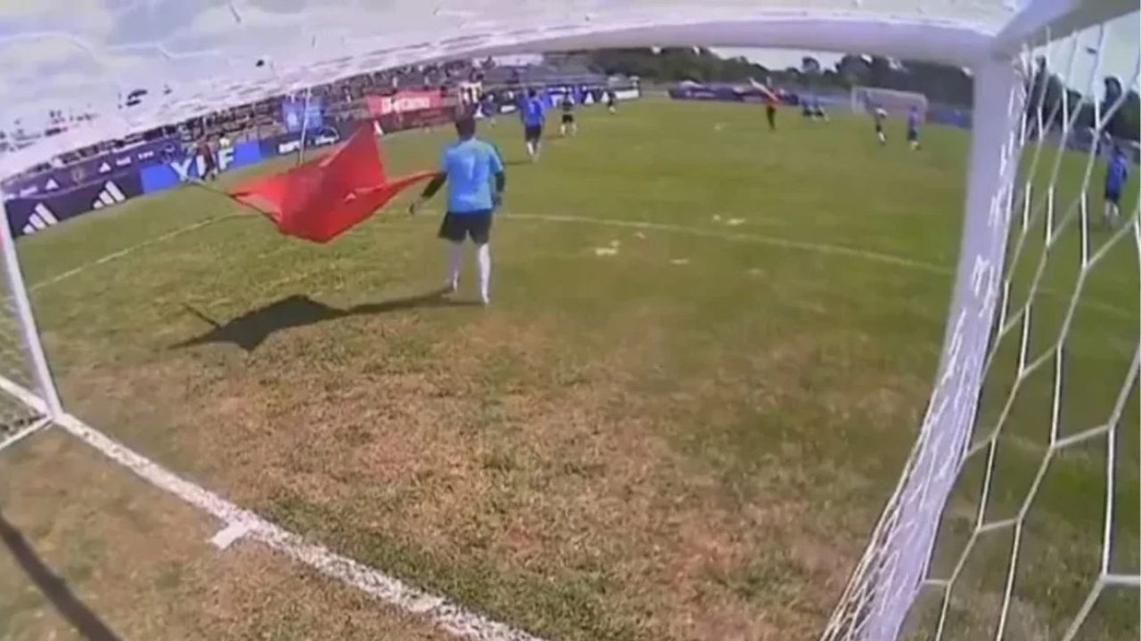 El inusual hecho ocurrió en la Copa Potrero que organiza el exfutbolista. En el partido disputado entre Argentina Streamers y Argeave Sports, el arquero Cedrola sufrió el impacto de la sombrilla que voló hasta el campo de juego.