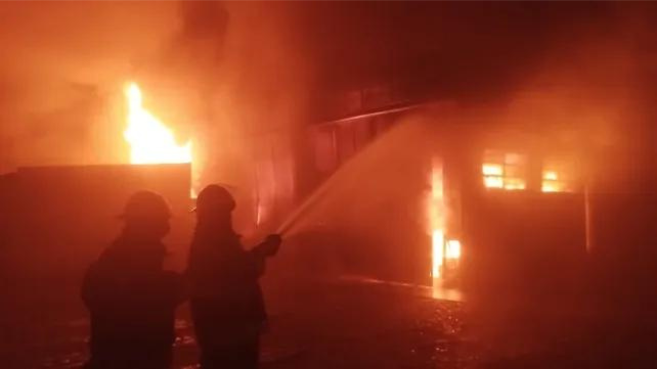 Sucedió a partir después de las 6. Súbitamente el fuego surgió en la planta central de manejo de maples y las llamas escalaron sin pausa.