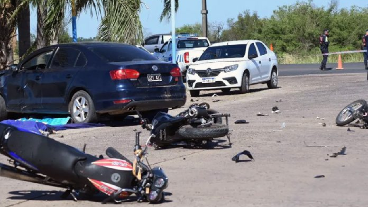 La Policía del Chaco informó este domingo que el grave siniestro vial sucedió alrededor de las 8:20 de la mañana de este domingo, en la Ruta Nacional Nº11 Kilómetro 1023,5 en el acceso a Margarita Belén, entre un Volkswagen Vento y tres motos con varios jóvenes...