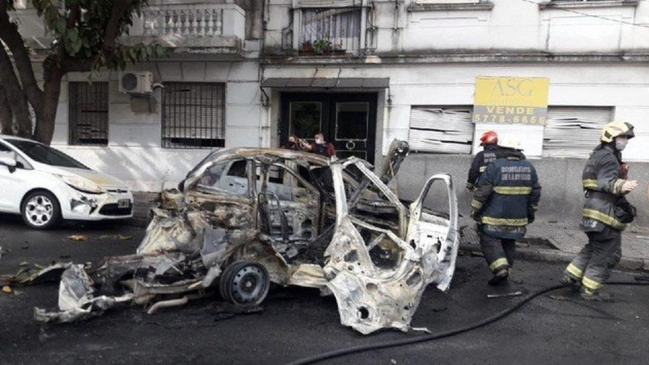 La secuencia quedó grabada por las cámaras de seguridad de la Ciudad. El conductor sólo sufrió heridas leves.