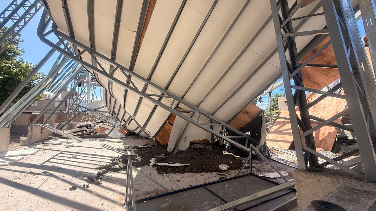 Colapsó una estructura metálica en una construcción ubicada en Maza y Soberanía Nacional. Uno de los trabajadores sufrió lesiones de mayor gravedad, aunque está fuera de peligro.