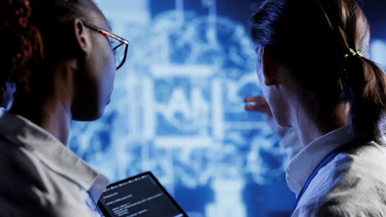 La inteligencia artificial está redefiniendo el corazón del negocio asegurador. Con el 43% de las aseguradoras latinoamericanas ya utilizando IA Generativa en producción y un 47% adicional planeando su implementación en el próximo año, la industria se encuentra inmersa en una transformación sin precedentes.