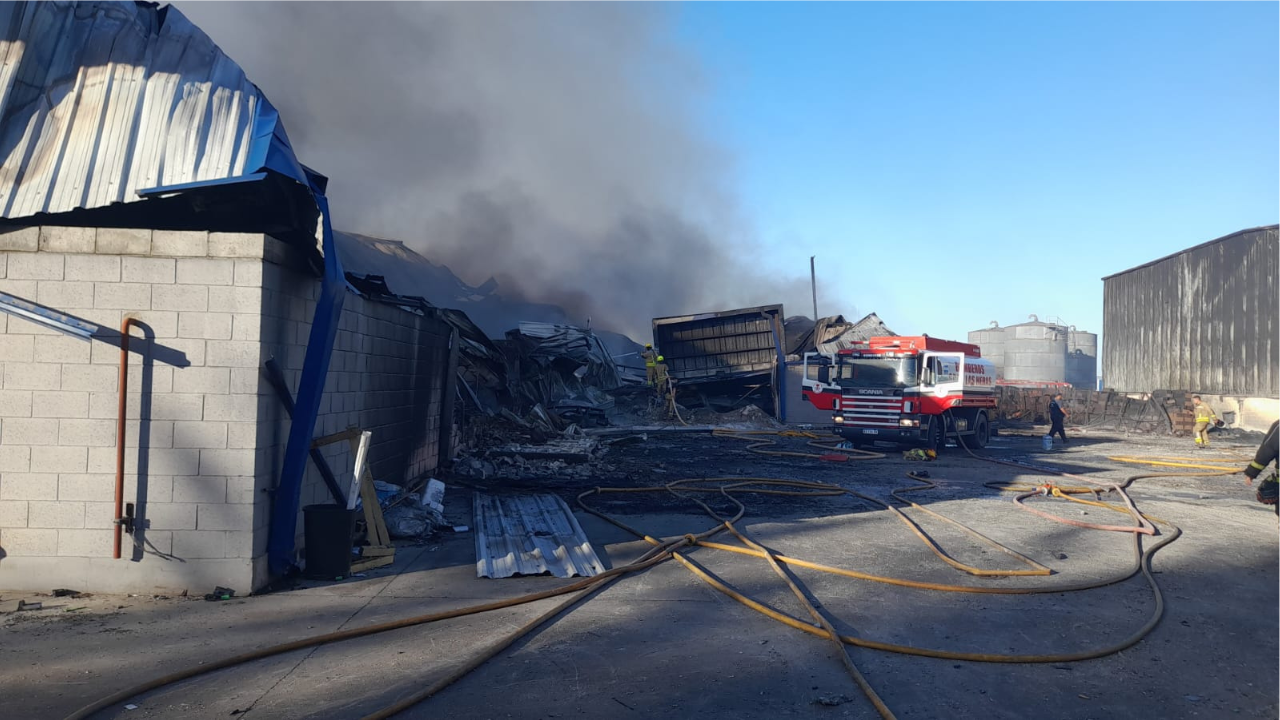 Desde esta madrugada un feroz incendio en Ezeiza consumió completamente una fábrica de productos plásticos ubicada en el Polo Industrial de Tristán Suárez.