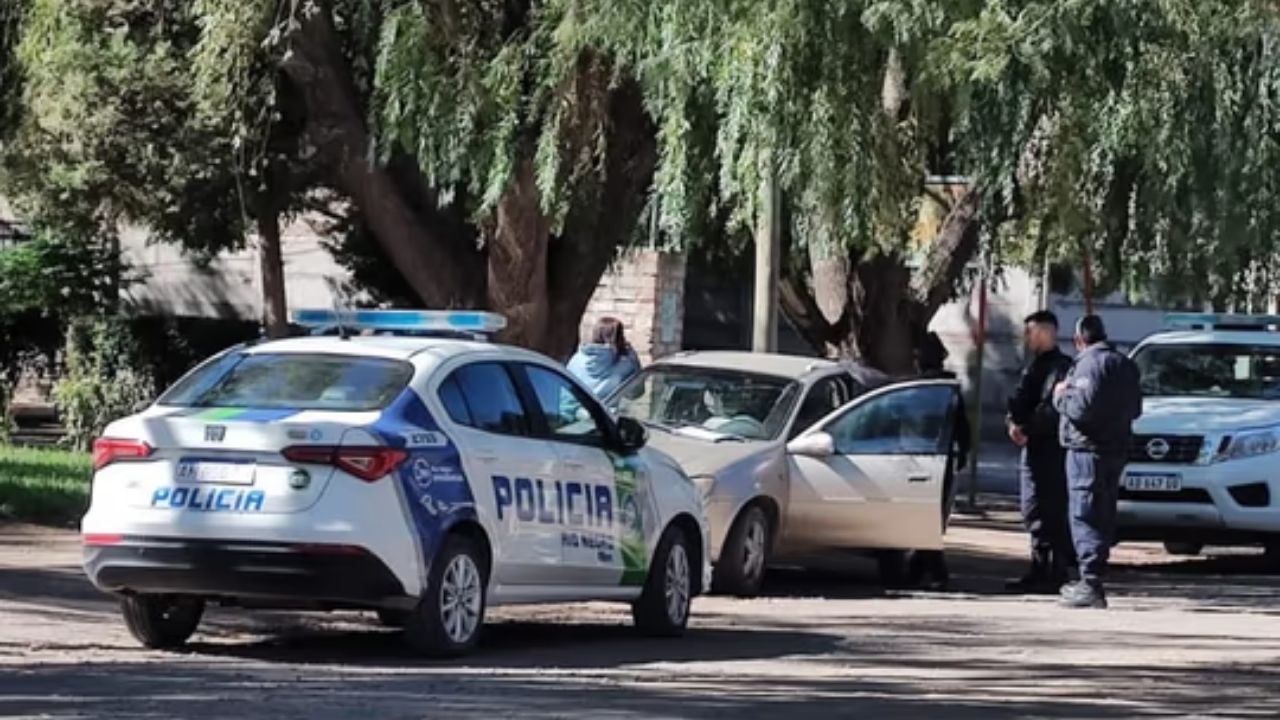 El hecho ocurrió durante la noche en un predio del norte de la ciudad. El sereno fue atacado por un grupo de encapuchados, permaneció horas encerrado y logró pedir ayuda recién de madrugada.