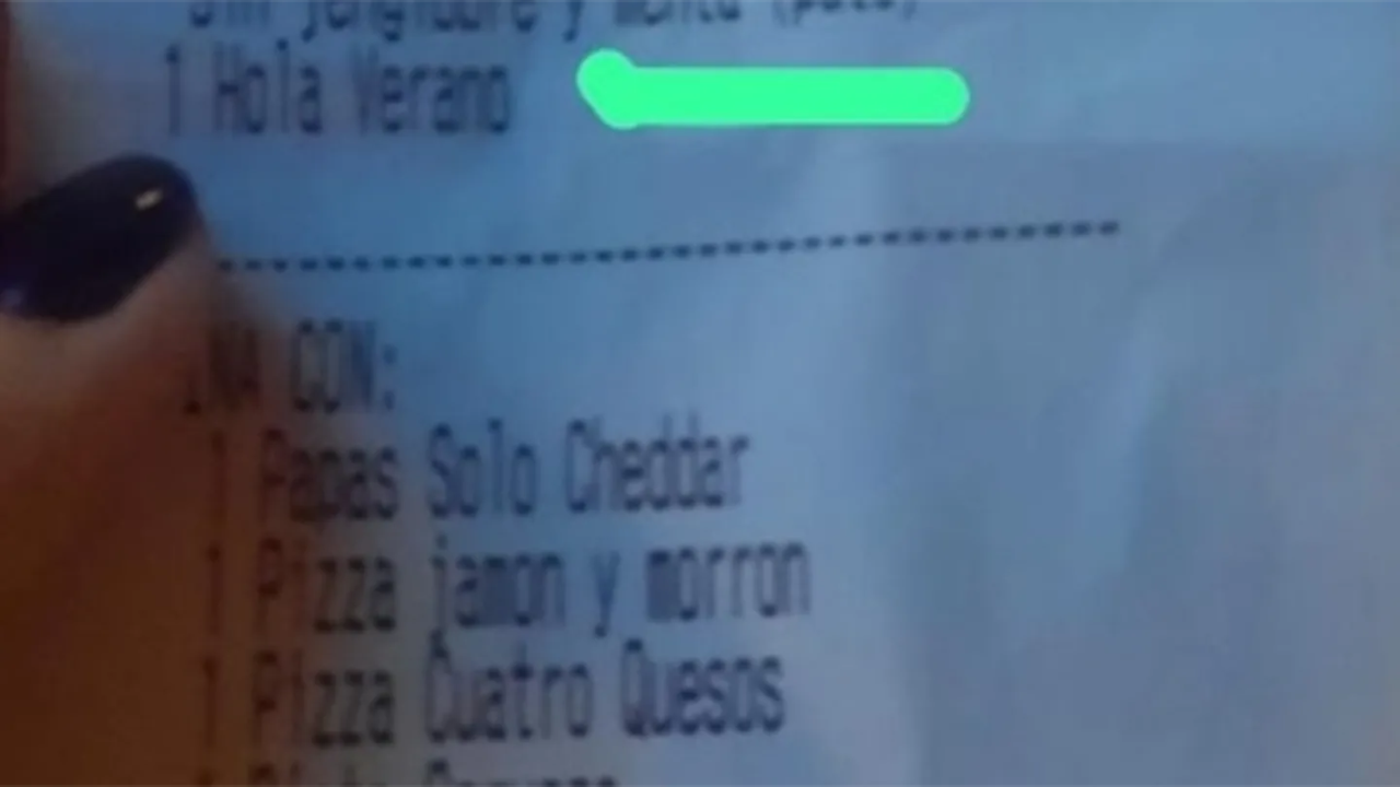 Un grupo de amigos se reunió en una cervecería y, tras realizar el pedido en la barra, notaron que en la descripción les escribieron la palabra “p...”. Realizaron la denuncia ante el Ministerio de Justicia y Derechos Humanos.