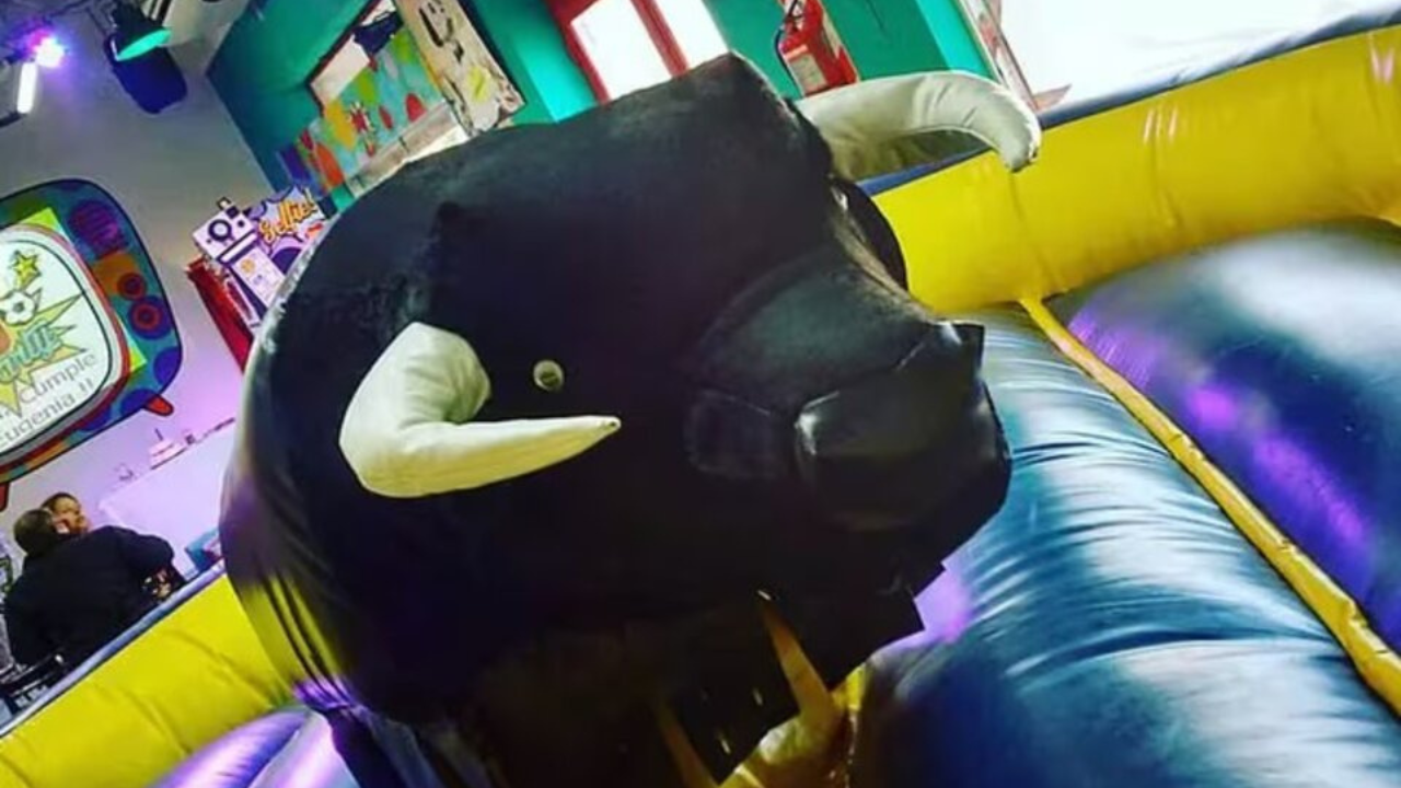 En un pelotero de la ciudad de Venado Tuerto, en la provincia de Santa Fe, una niña de 7 años perdió la vida tras caer de un toro mecánico.