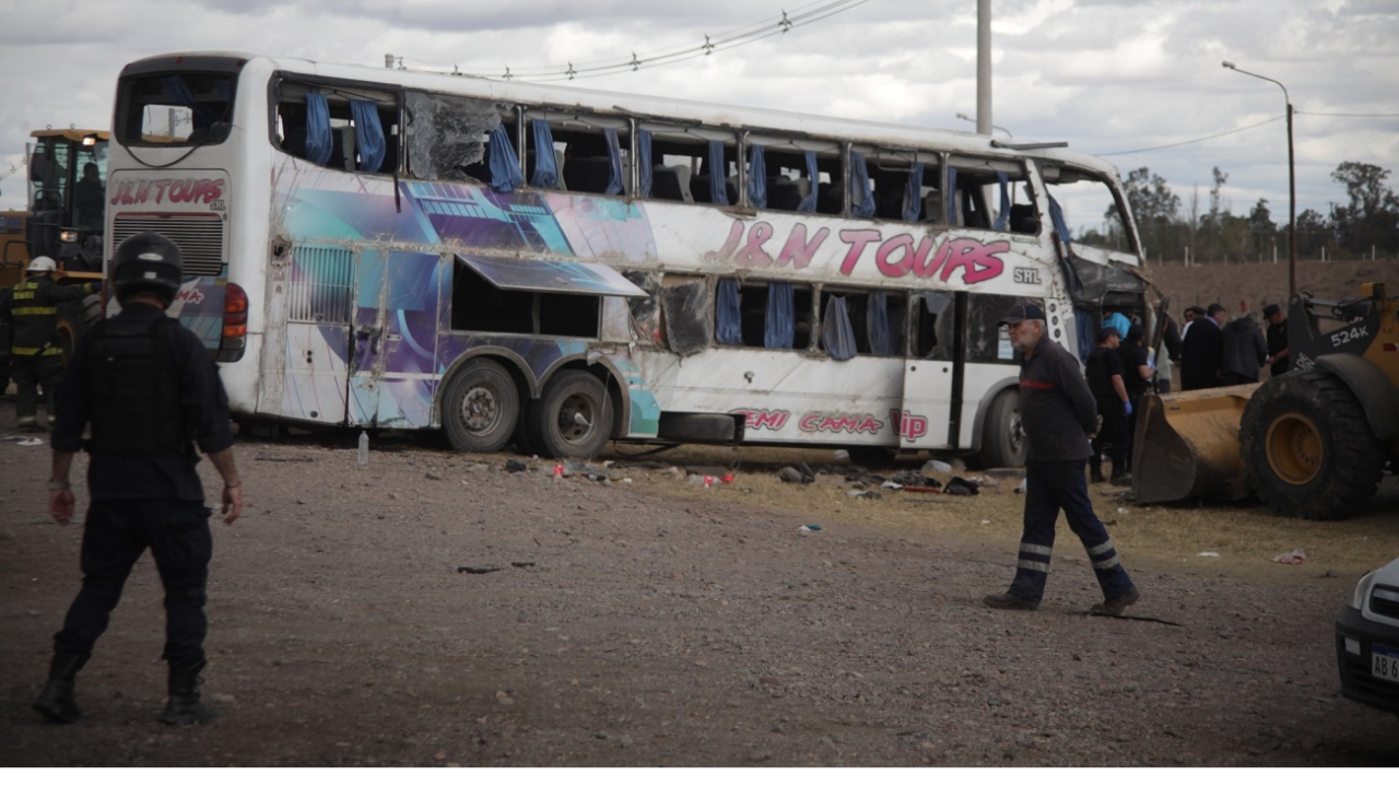 El chofer del colectivo que transportaba 50 simpatizantes del Xeneize aseguró que la cubierta delantera izquierda "explotó".