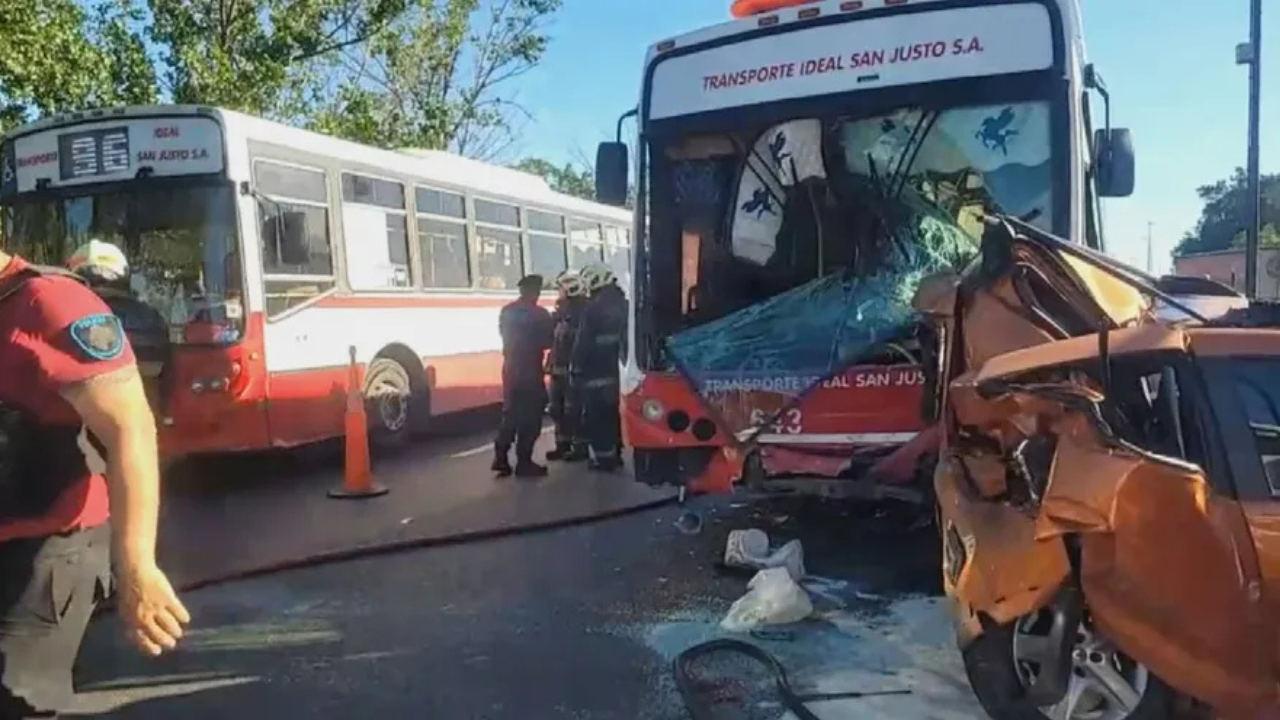 Al menos 21 personas resultaron heridas por un choque entre un colectivo y siete autos en la autopista Dellepiane.