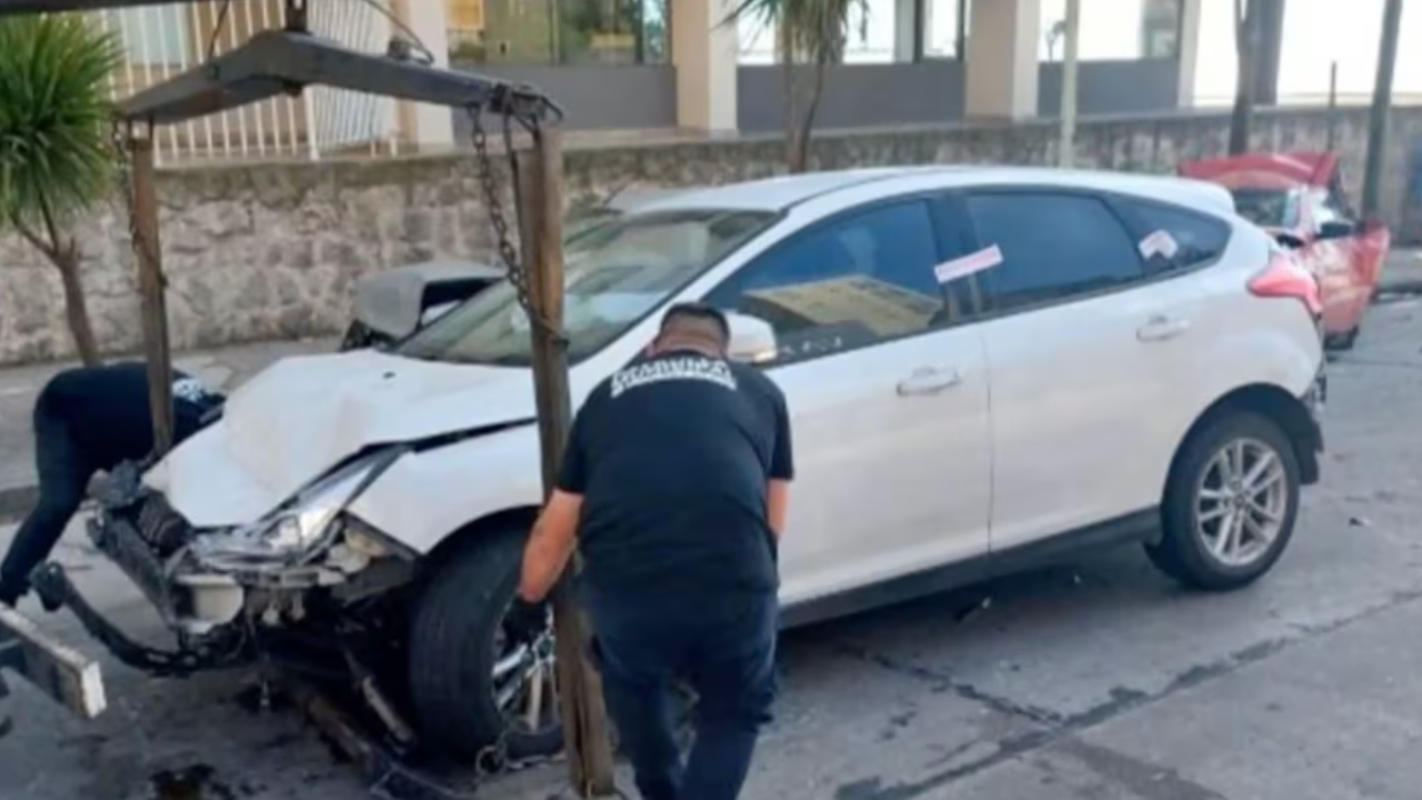 Fue en Mar del Plata. La joven perdió el control de su vehículo al doblar en una esquina a gran velocidad. No hubo heridos de gravedad.