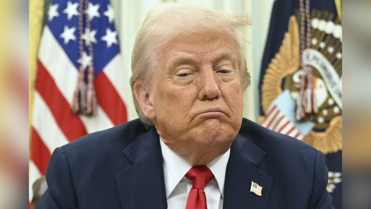 El presidente Donald Trump dijo el martes que ordenó a la Corporación Financiera de Desarrollo de Estados Unidos que proporcione seguros y garantías para la seguridad financiera de todo el comercio marítimo, incluidos los petroleros, que transitan por la región del Golfo.