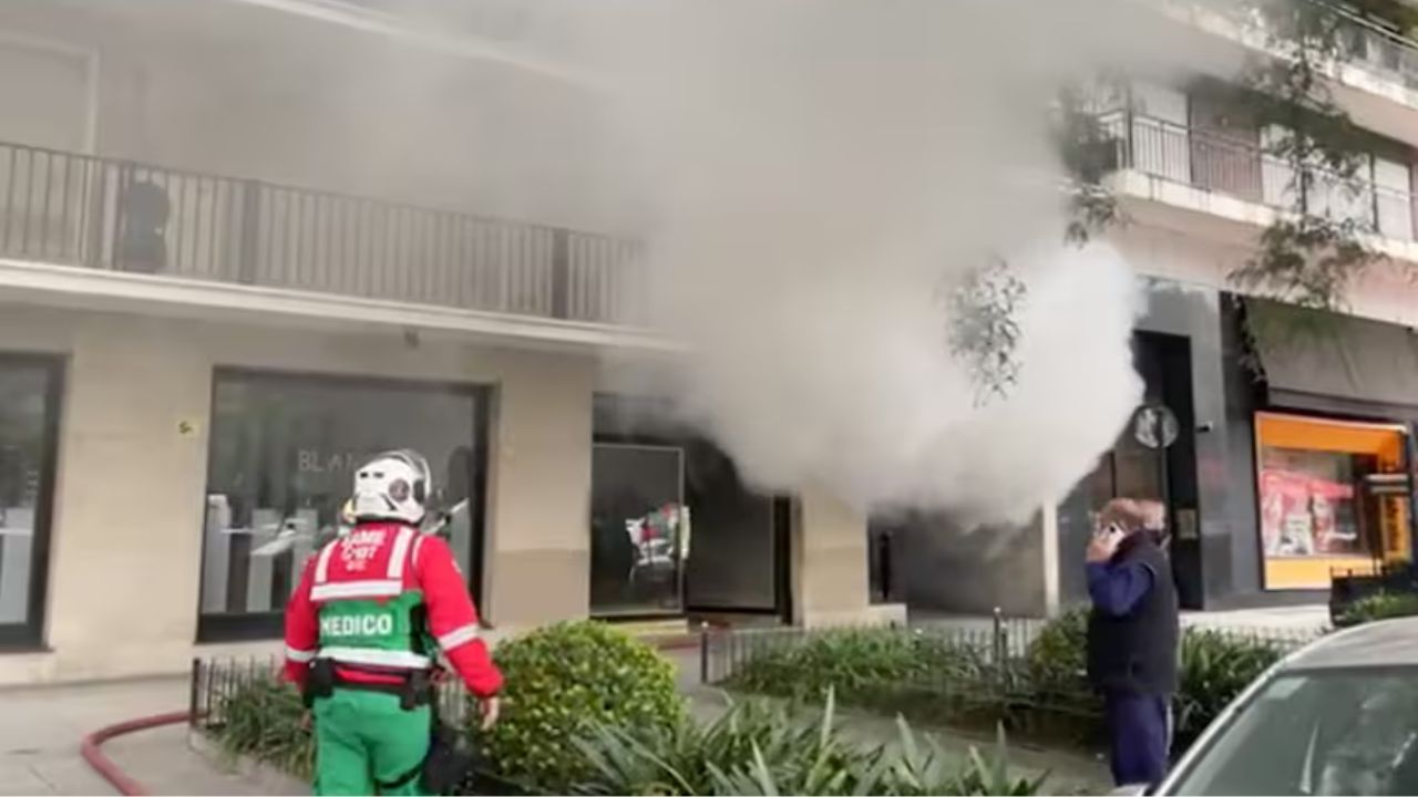 El foco ígneo se habría desarrollado en una cámara perteneciente a Edenor; ocho adultos, cuatro mujeres y cuatro hombres fueron atendidos por los médicos de emergencia.