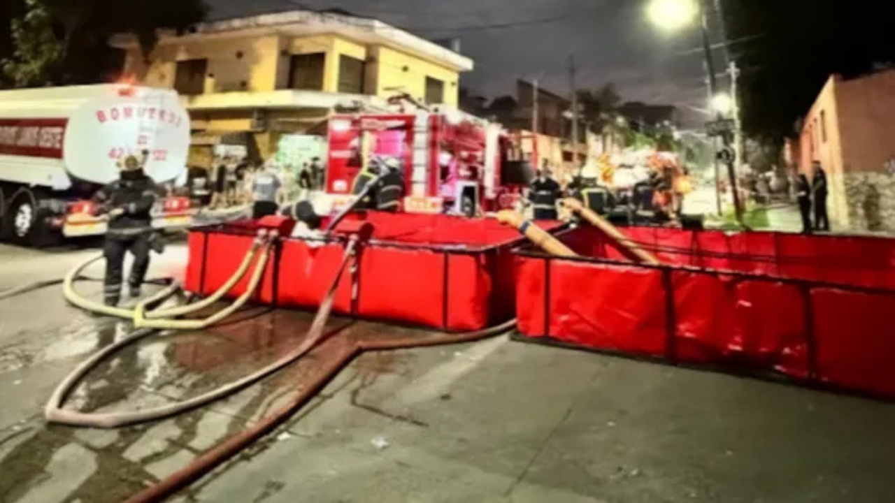 El hecho ocurrió en la intersección de Ruchi y Liniers y los bomberos llegaron al lugar para apagar el fuego.