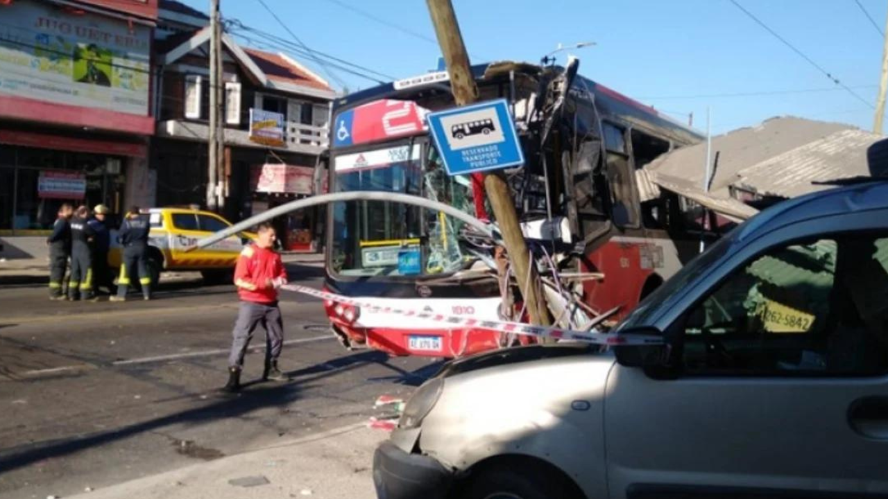 Ocurrió en Lanús. El chofer de la línea 20 que se desmayó y provocó la colisión permanece en terapia intensiva y su estado es grave.