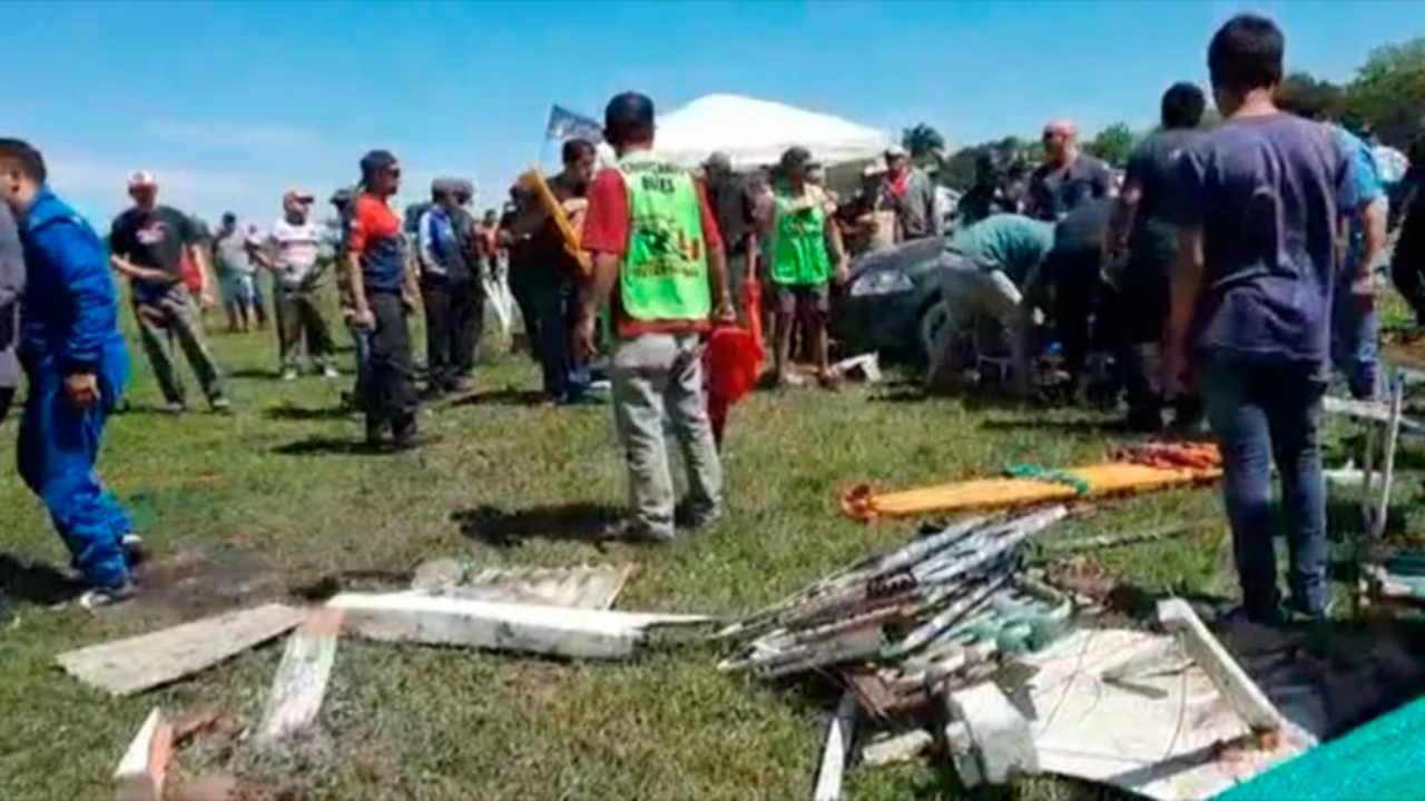 Un accidente ocurrió en el circuito del Club Hípico de la localidad correntina de Monte Caseros. Uno de los autos perdió el control en plena competencia y despistó impactando contra parte del público al costado del camino.