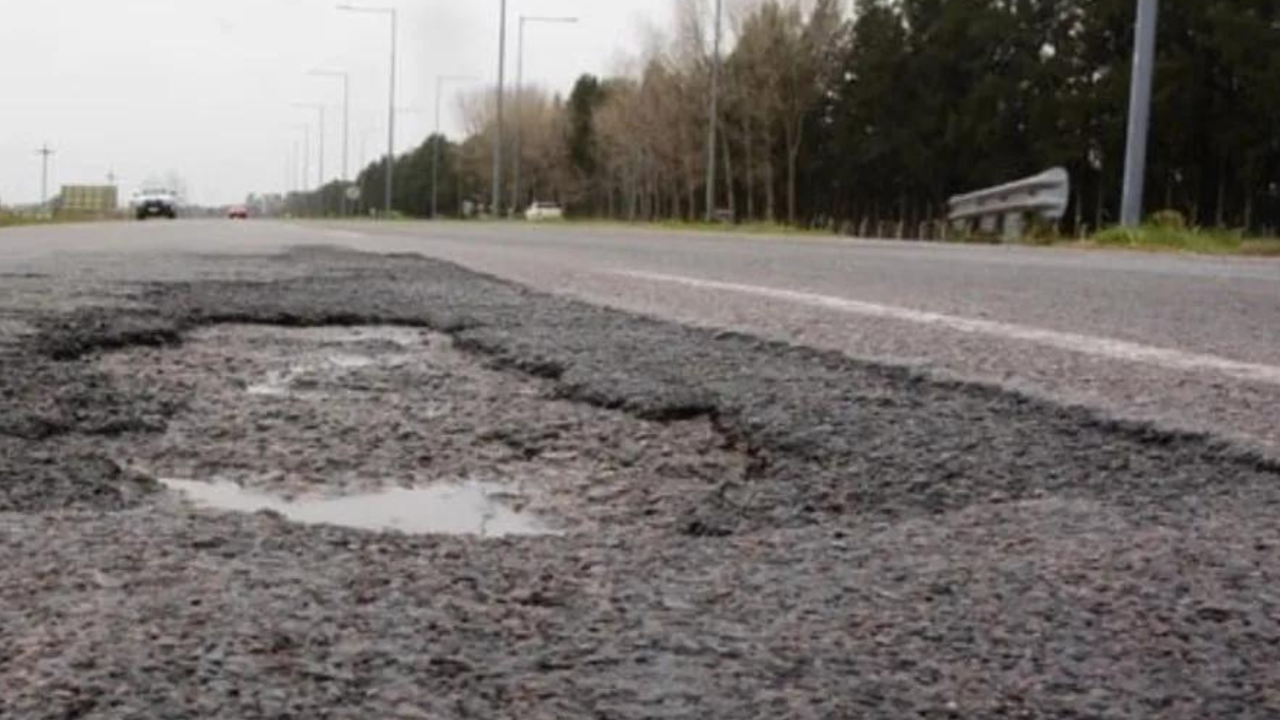 La Dirección Nacional de Vialidad (DNV) fue condenada hoy a pagar una suma multimillonaria en concepto de indemnización por los daños que sufrió una mujer que chocó con su vehículo al tratar de esquivar unos pozos en una ruta, informaron fuentes judiciales.