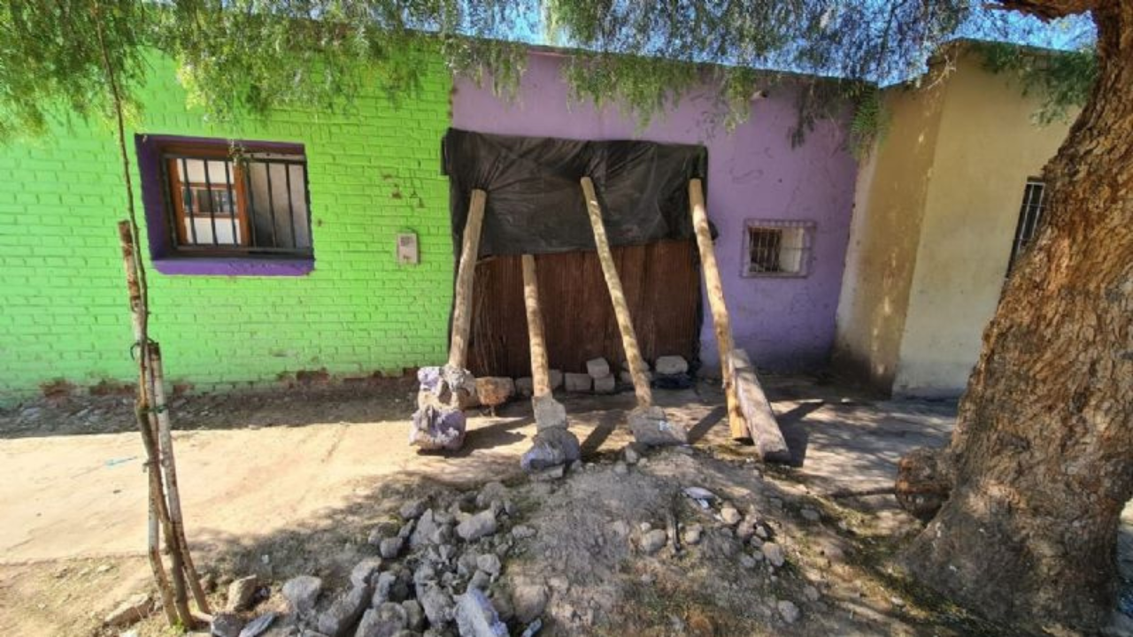 Los vehículos les derrumbaron la pared de una habitación, por lo que este matrimonio con tres hijos pequeños pasó todo el invierno de esta manera.