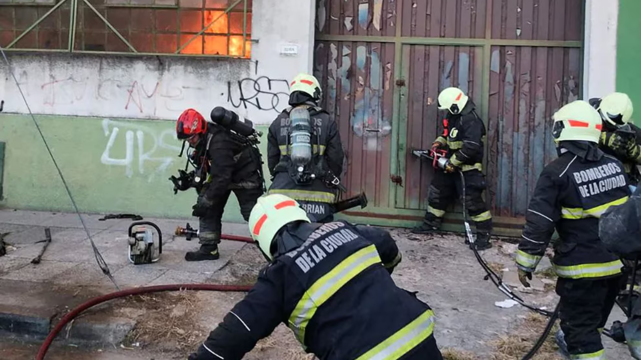 El fuego comenzó alrededor de las 8 horas sobre la avenida Mariano Acosta al 3200. Personal de Bomberos de la Ciudad trabaja en el lugar para sofocarlo.