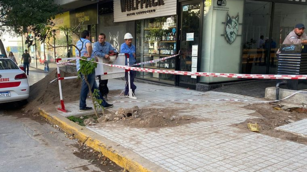 El caso ocurrió en la esquina de Ambrosio Olmos y Perú, cuando el trabajador desarrollaba tareas en el tablero de un subsuelo. No se pudieron hacer tareas de reanimación.