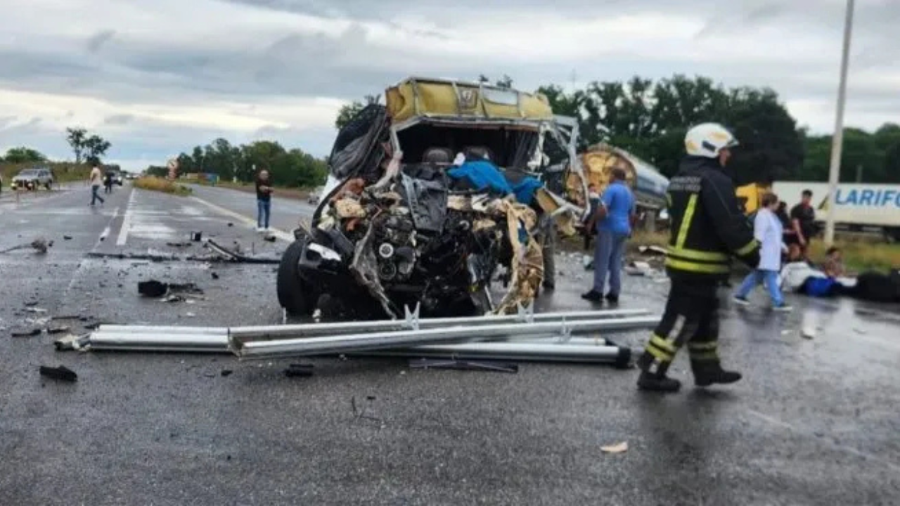 El accidente se produjo entre un camión cisterna y una combi, en la intersección de las rutas 7 y 51. Ya se realizó un peritaje para investigar las causas.