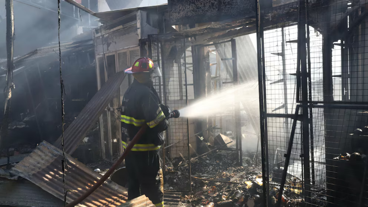 Ocurrió durante la madrugada en el Mercado San Miguel. No se reportaron heridos, pero sí importantes pérdidas materiales. El gobernador Gustavo Sáenz recorrió el lugar afectado.