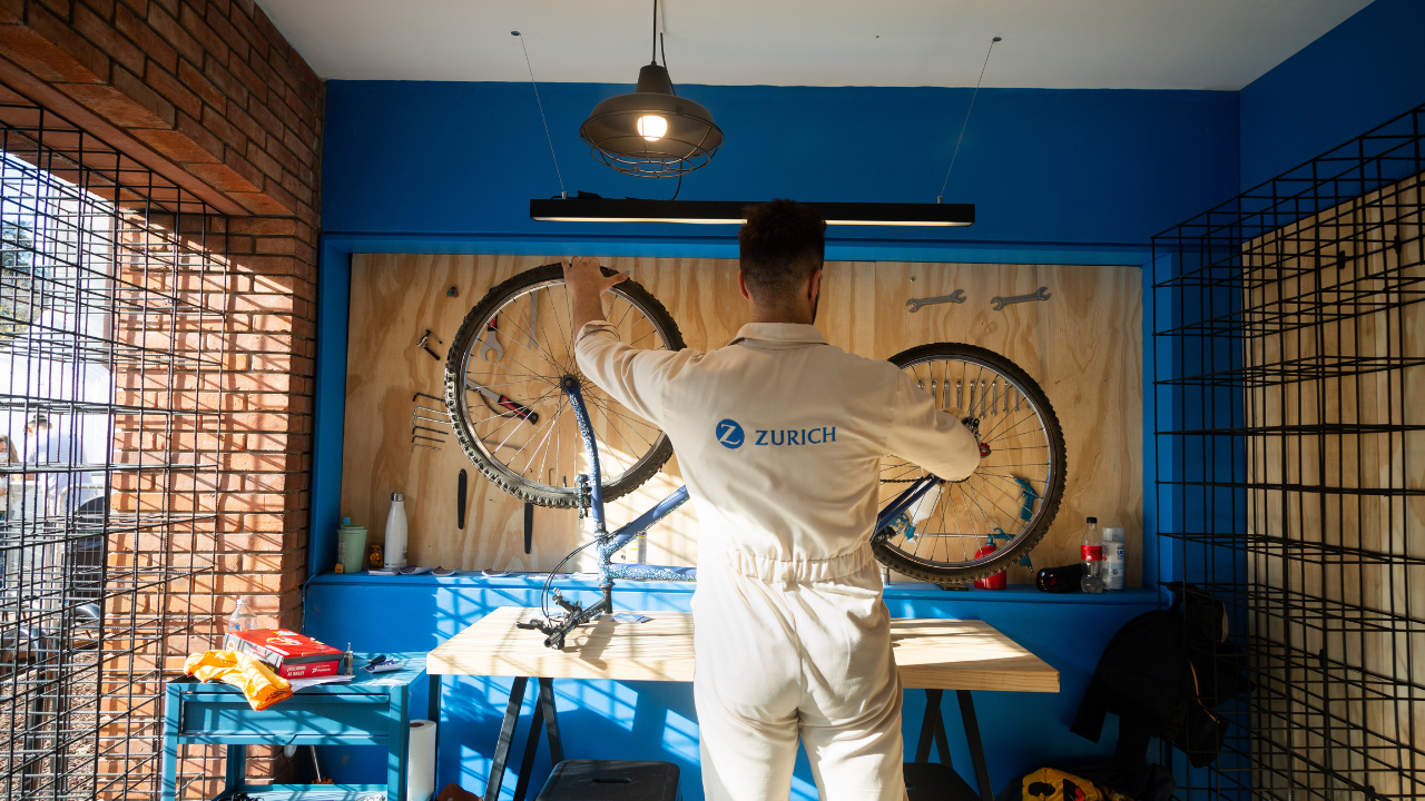 La compañía de seguros ofrece bicicleteros y servicio gratuito de ajuste de frenos, inflado y service general para aquellos que vayan en bici...